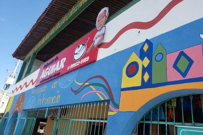 Nova fachada do Mercado do Artesanato está sendo pintada por artistas locais