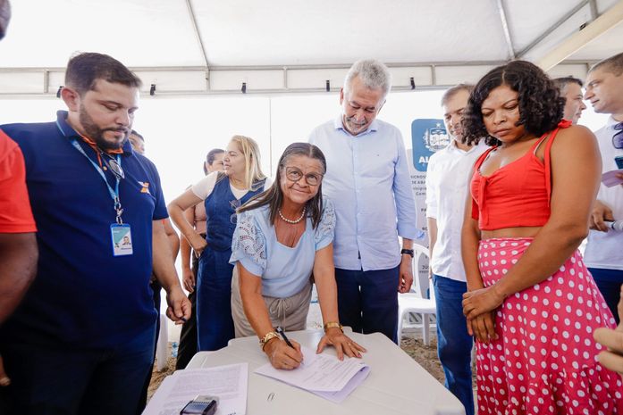 Dia histórico: Tia Júlia assina Ordem de Serviço para construção de 50 novas casas na Tabacaria