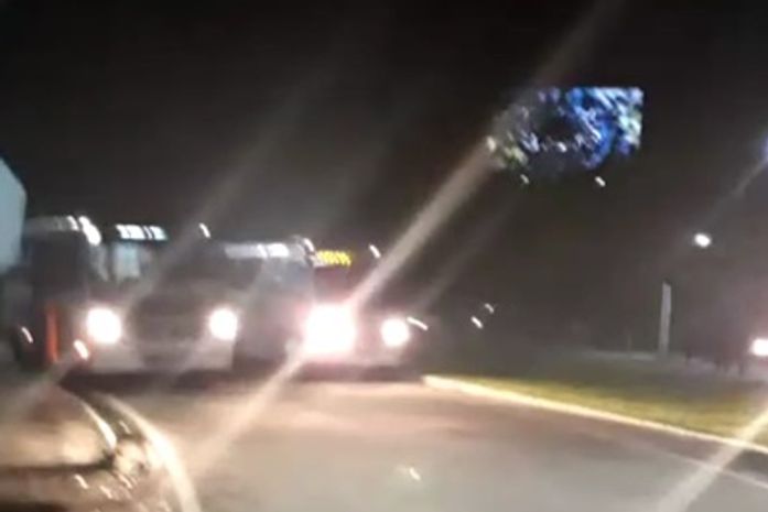 Segundo relatos, criminosos colocaram um galho na pista para facilitar assaltos.