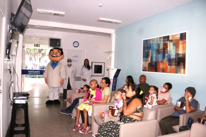 Sessão de cinema leva lazer e acolhimento às crianças internadas na Santa Casa Farol