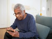 Tecnologia na maturidade: aliada da longevidade ou risco para a saúde mental?