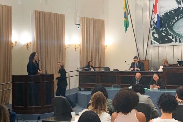 Professora Elaine Pimentel, durante audiência pública na ALE.