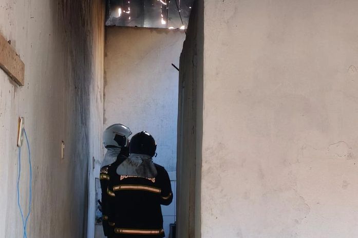 Incêndio destrói cômodo de residência, em Maceió, e mobiliza dez bombeiros militares