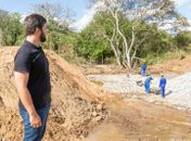 Prefeito Lucas Santos visita obra de pavimentação da estrada de acesso à Vila São José
