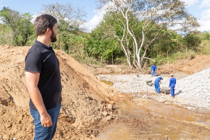 Prefeito Lucas Santos visita obra de pavimentação da estrada de acesso à Vila São José