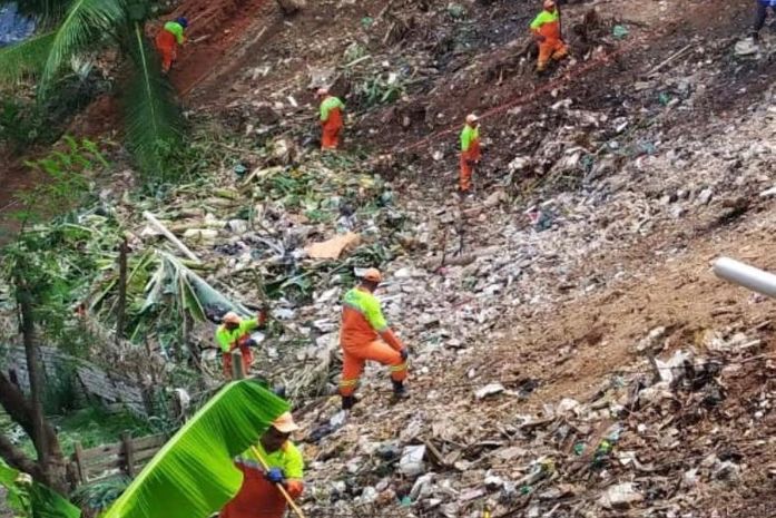 Prefeitura recolhe 40 toneladas de lixo na Grota da Macaxeira, no Jacintinho