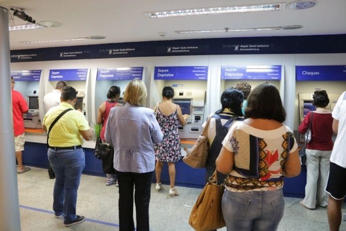 Mais de 72 mil servidores do Estado recebem o 13º nesta sexta-feira