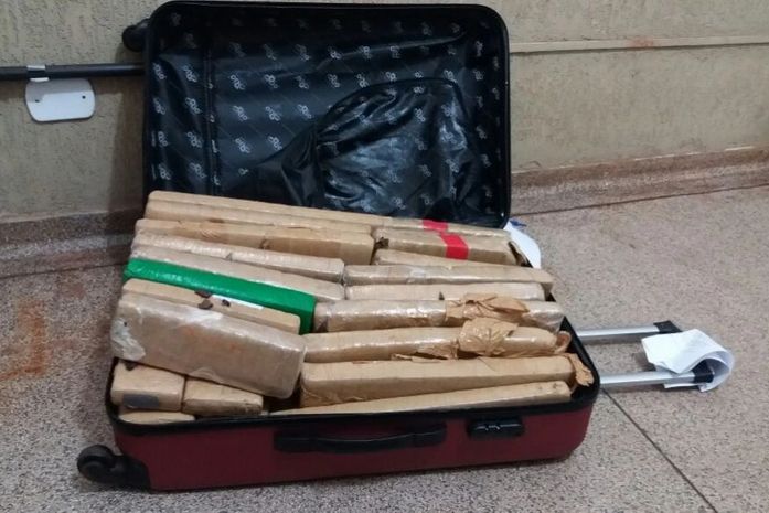 Droga estava escondida dentro de mala