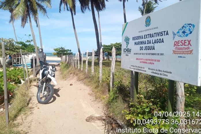 Após Carlinhos Maia citar falta de sinalização em área de desova de tartarugas, Biota rebate e divulga imagens de placas