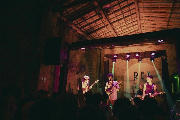 Rex Jazz Bar celebra 10 anos no Jaraguá com festa gratuita na rua e programação diversa