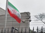 Bandeira do Irã a meio mastro na embaixada do país em Berlim