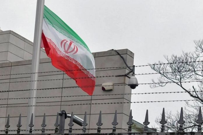 Bandeira do Irã a meio mastro na embaixada do país em Berlim