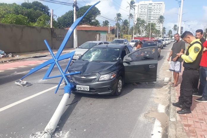 Carro colide e derruba poste sobre outro veículo na AL-101 Norte