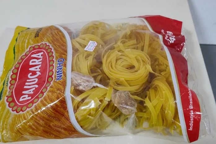 Suspeito de tráfico é preso com drogas escondidas em pacote de macarrão, em Maceió