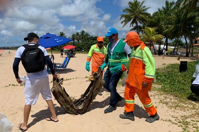 Prefeitura de Maceió e parceiros realizam mutirão de limpeza na praia de Jacarecica neste sábado (14)