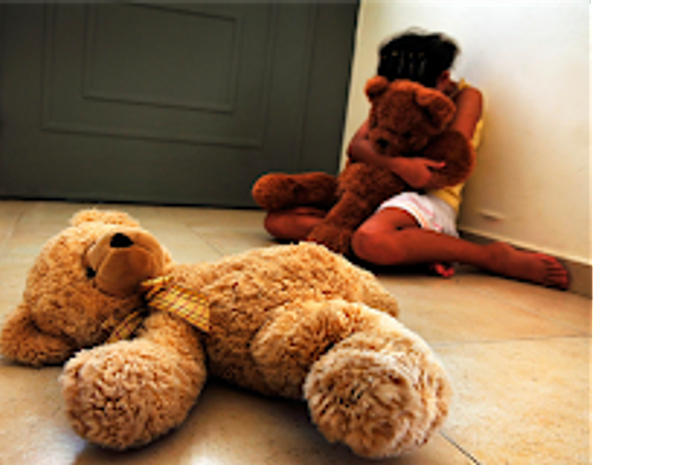 O marido tentou estuprar a filha dela de 10 anos. Foi denunciado e preso. E agora ela precisa de nossa ajuda.