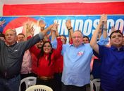 Hélio no fogo da eleição de Joaquim Gomes, com a mulher, o filho Héder seu vice, além de Toinho Batista que teve o mandato cassado, Erivaldo Mandú e Jocob
