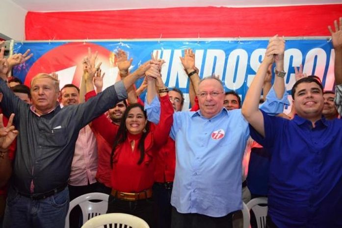Hélio no fogo da eleição de Joaquim Gomes, com a mulher, o filho Héder seu vice, além de Toinho Batista que teve o mandato cassado, Erivaldo Mandú e Jocob