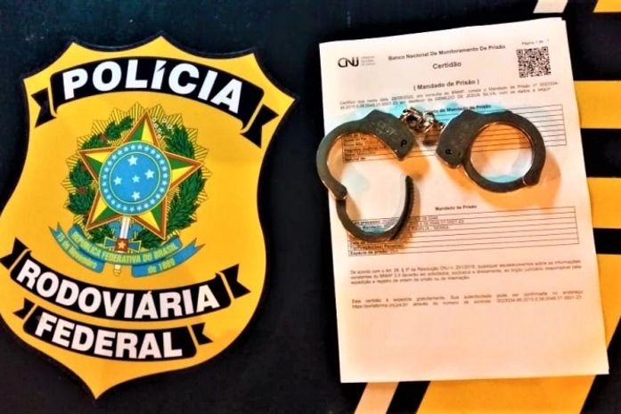 Foragido da Justiça por roubo e associação criminosa é preso durante abordagem da PRF
