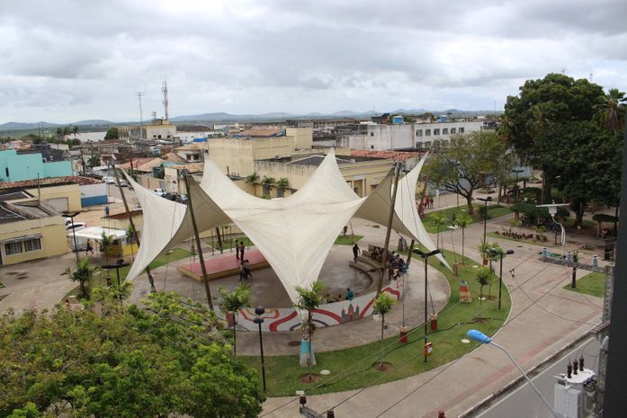 Rottweiler solto em obra pública causa transtorno e tutor foge antes da chegada da polícia