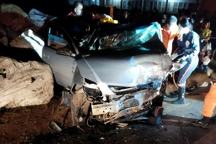 Colisão envolvendo dois carros deixa uma pessoa morta e quatro feridas na AL-101