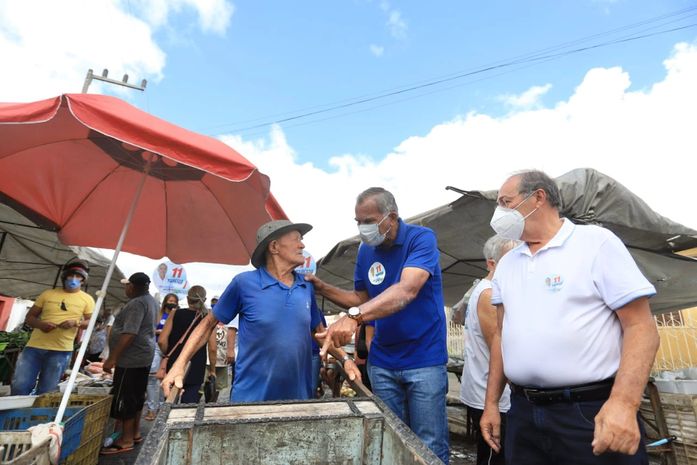 Candidato a prefeito de Arapiraca, Tarcizo Freire, visita feira do bairro Brasília