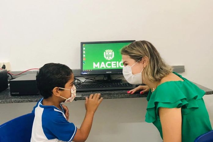 Vereadora Gaby Ronalsa participa da entrega de computadores para rede de ensino da capital