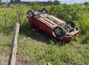 Carro capota após motorista perder controle da direção em Arapiraca