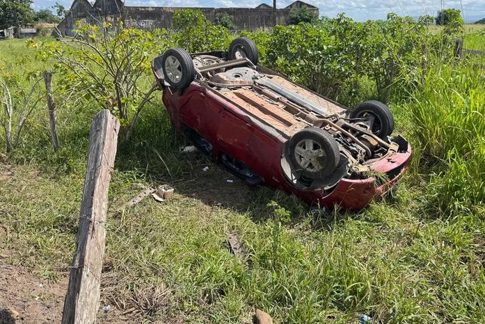 Carro capota após motorista perder controle da direção em Arapiraca