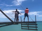 Turistas simulam cena de filme em mirante
