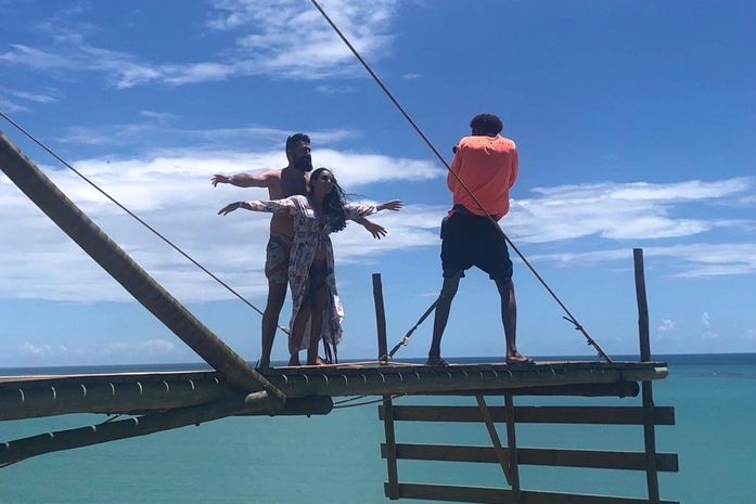 Turistas simulam cena de filme em mirante