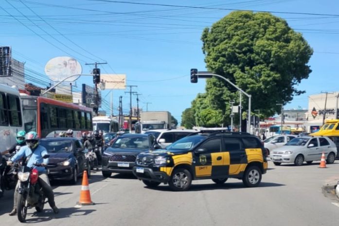 Trabalhadores do Hospital Veredas interditam Fernandes Lima em protesto por salários atrasados