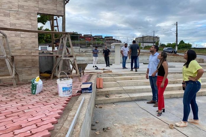 Prefeito de Santana do Mundaú acompanha reta final da reforma da Praça no Residencial Jussara