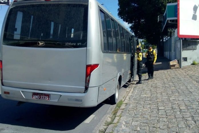 Agentes abordam veículos por diversas regiões de Maceió.