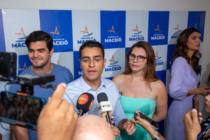 “Como inveja ninguém controla, vamos seguir trabalhando”, diz JHC em lançamento de programa