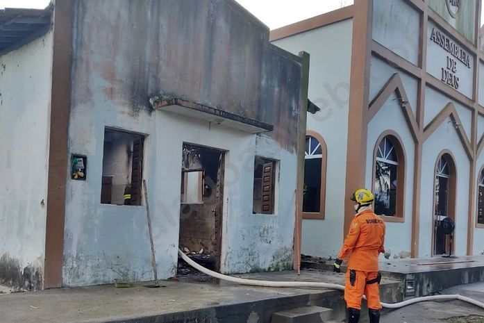 Incêndio destrói parte de igreja, em São Miguel dos Campos