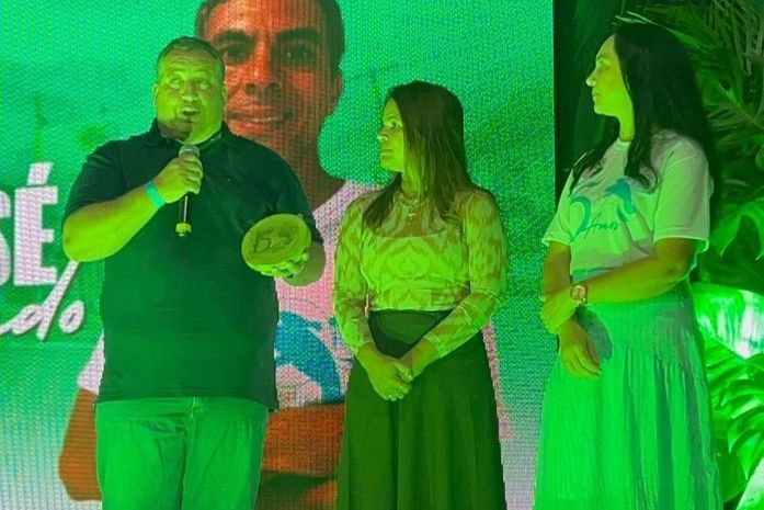 Prefeito homenageia Associação Peixe-Boi; referência turística de seu município que entrou para seus 15 anos   