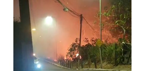 Incêndio de grandes proporções mobiliza bombeiros na Ladeira da Moenda