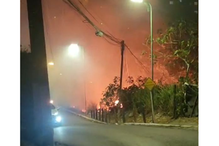 Incêndio de grandes proporções mobiliza bombeiros na Ladeira da Moenda