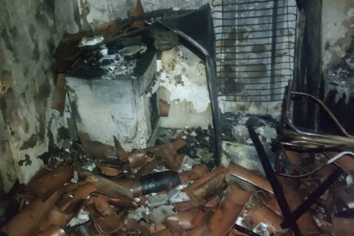 Apartamento pega fogo e teto desaba na Ponta Verde; Bombeiros são acionados