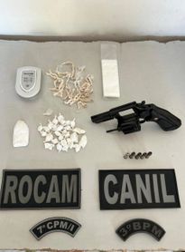 Homem é preso com mais de 70 pedras de crack, 20 porções de cocaína e um revólver