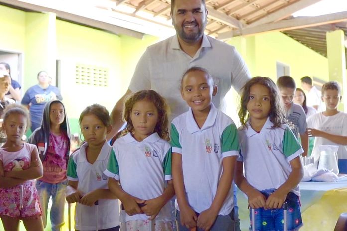 Tiago Freitas conclui entrega de novos fardamentos e kits escolares em Piranhas⠀
