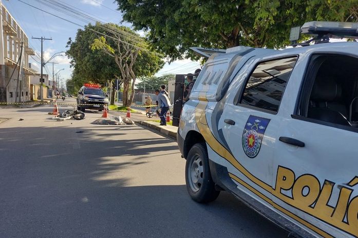 Colisão entre motocicleta e viatura da PM na Avenida Ceci Cunha em Arapiraca, deixa homem morto e a filha ferida