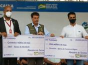 Cheque de R$ 20 milhões entregue por ministro do Turismo estava na conta do governo de AL desde 2020 