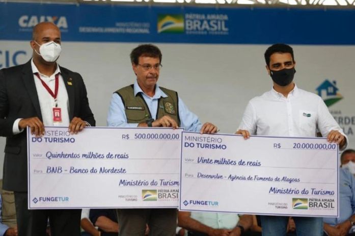 Cheque de R$ 20 milhões entregue por ministro do Turismo estava na conta do governo de AL desde 2020