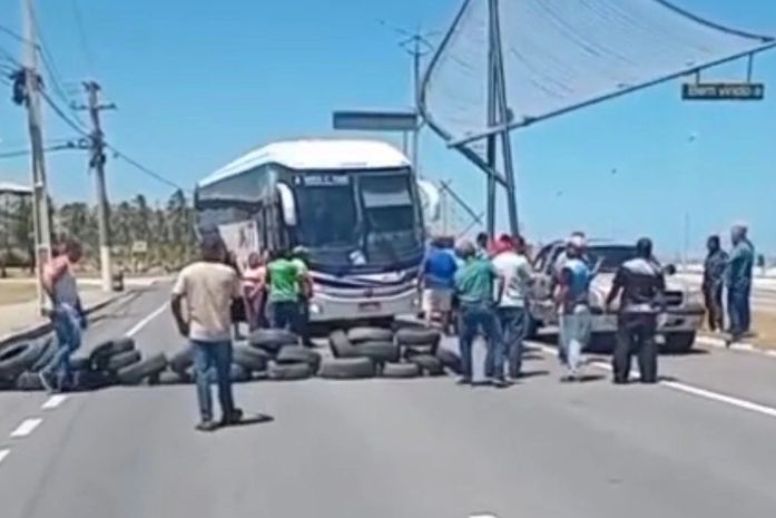 Protesto de taxistas bloqueia trânsito na saída de Maceió contra ações da SMTT de Marechal Deodoro
