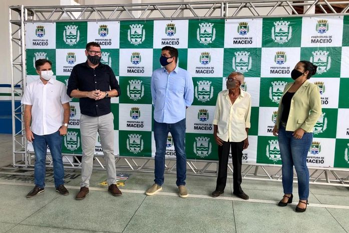 Rui Palmeira entrega escola revitalizada no Tabuleiro do Martins