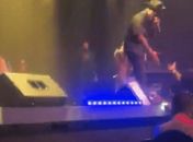 Cantor dá tapa no rosto de mulher na plateia durante show nos EUA