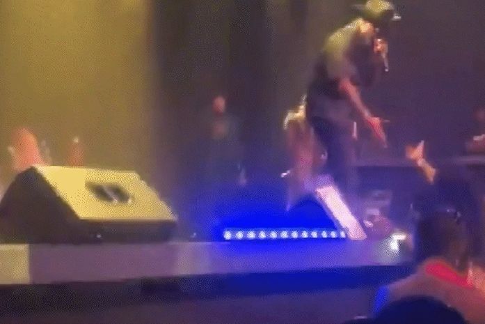 Cantor dá tapa no rosto de mulher na plateia durante show nos EUA