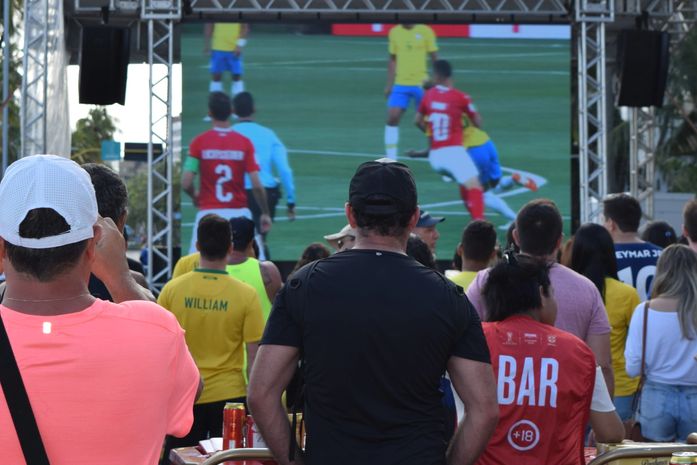 Brasil X Bélgica: telão da Copa reúne torcida na orla
